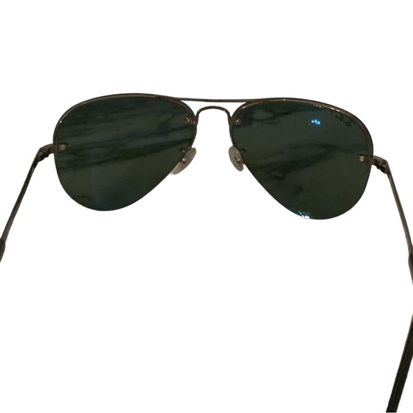 Like new rayban aviators polarized comes with black case - Picture 3 of 4